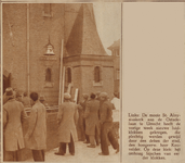 874280 Afbeelding van het hijsen van een nieuwe luidklok voor de St.-Aloysiuskerk (Adriaen van Ostadelaan 2) te Utrecht.